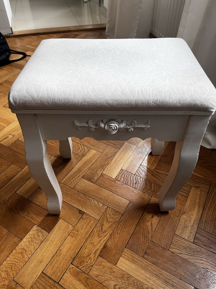 Biały elegancki taboret