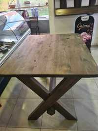 Великий дерев'яний стіл