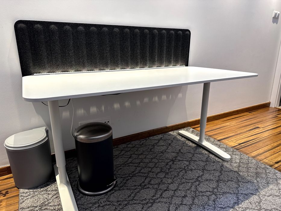 Biurko IKEA BEKANT 160x80 cm + ścianka filcowa + LED + organizer kabli