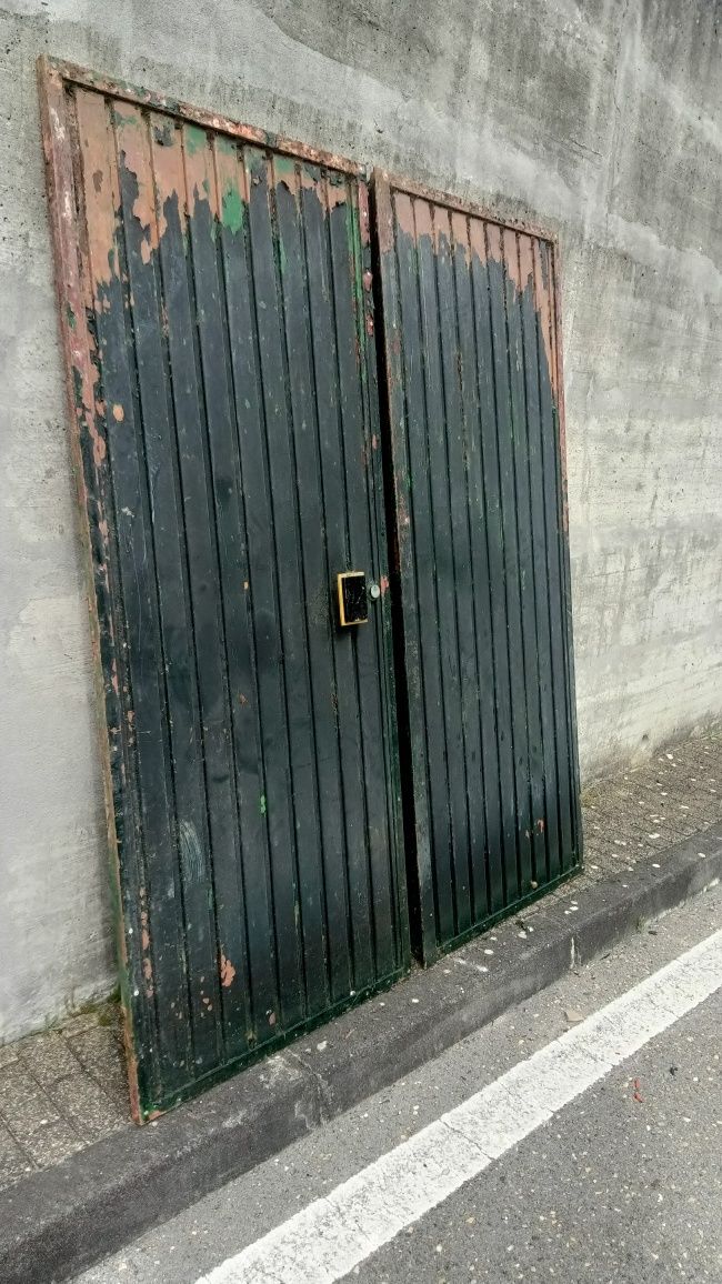 Portão grande em ferro de duas folhas