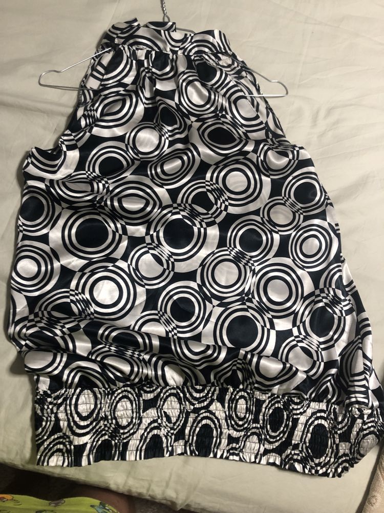 Blusa estampada preto a e branco