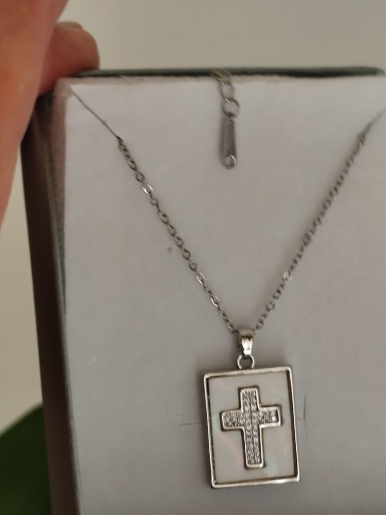 Colar com pingente em madrepérola e zirconias
