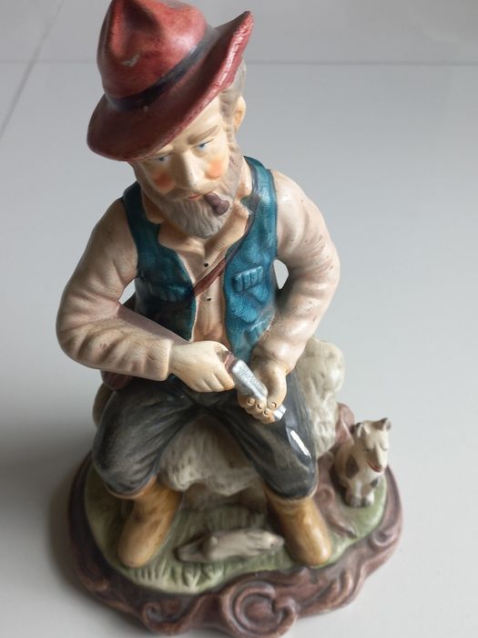 Figurka Myśliwy,  porcelana biskwitowa