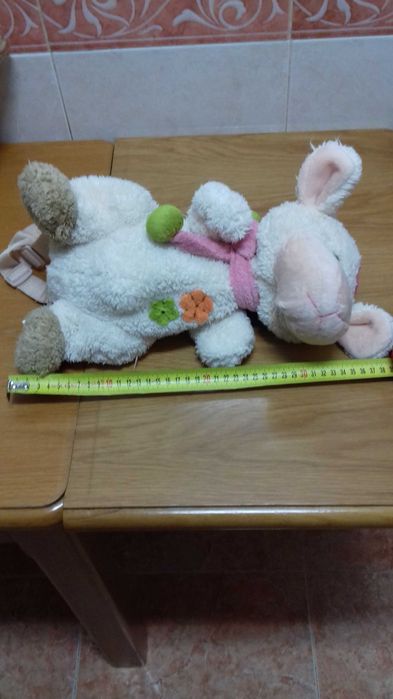 Peluche/Mochila em formato ovelha