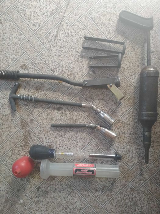 ареометр , смазочный шприц , свечной ключ