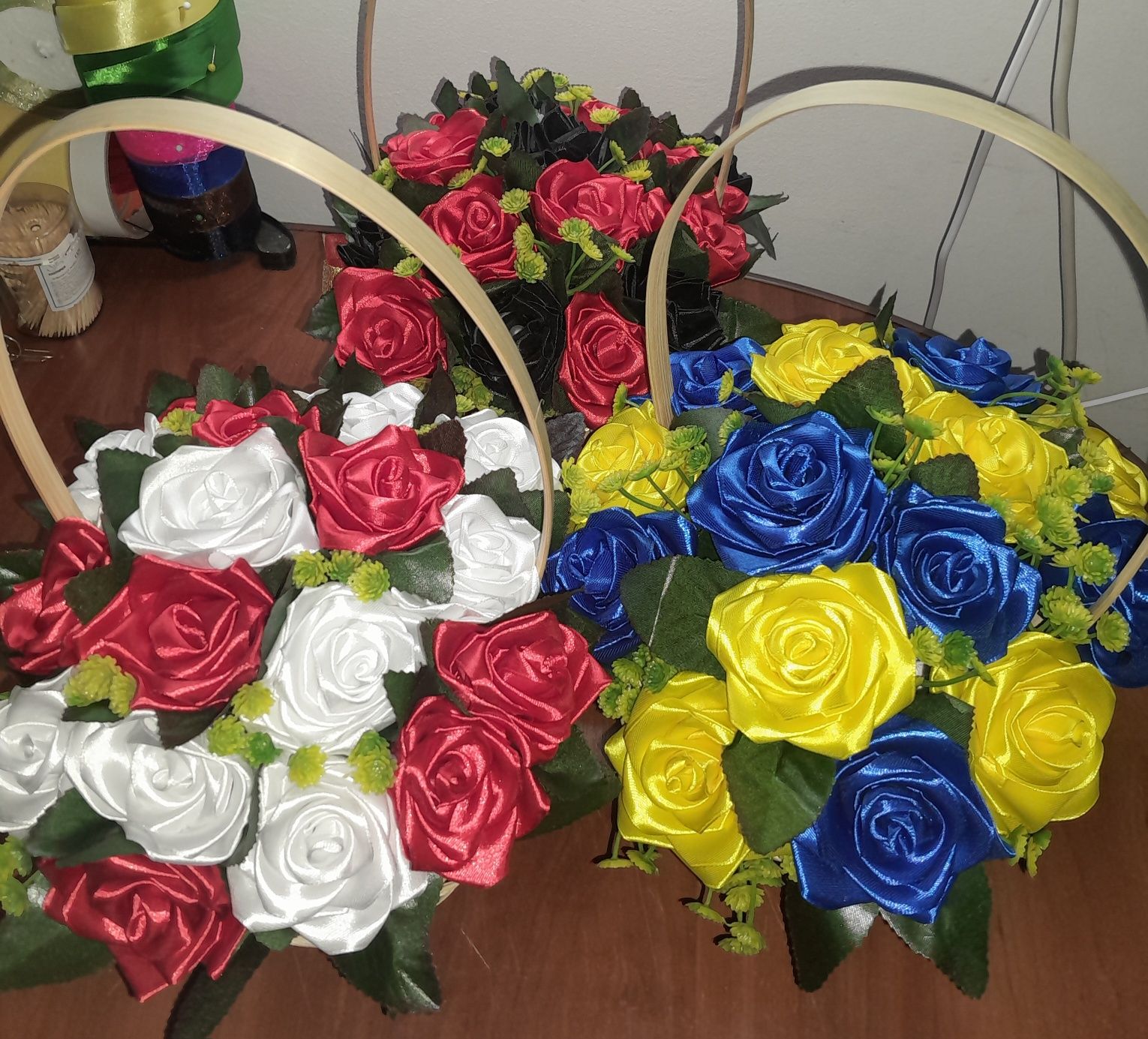Кошики букети з квітами атласна стрічка