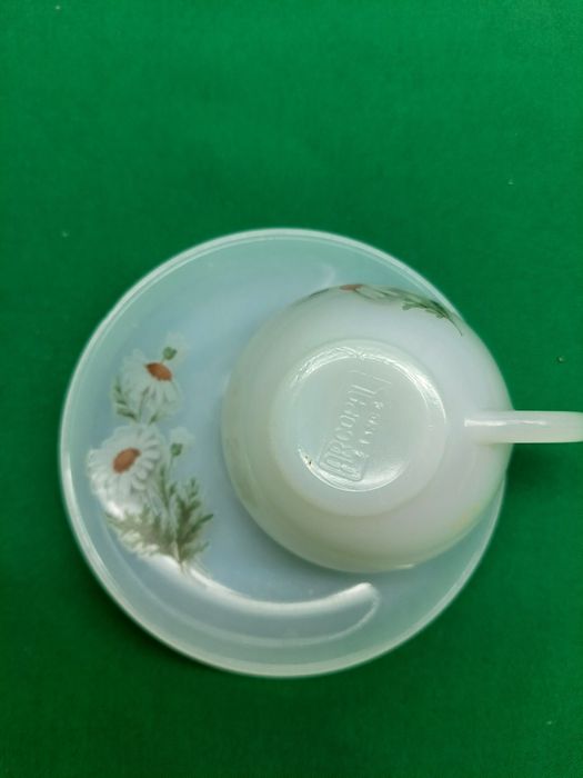 Chávenas de chá e tijelas