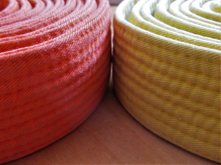 Karaté - cintos amarelo, laranja, azul de graduação para o quimono
