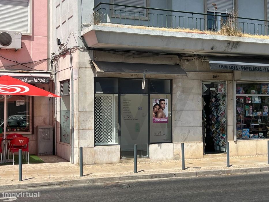 Loja com 2 montras na Estrada de Benfica