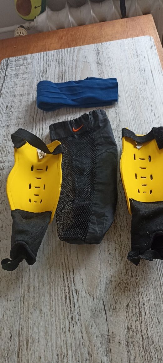 Ochraniacze Nike rozmiar M w torbie Nike getry piłka nożna football