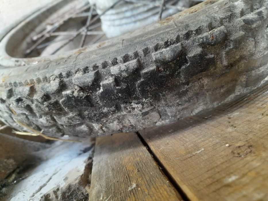 Колесо мопеда з покришкою