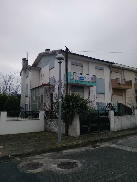 Moradia T4 no centro de Santa Marta de Portuzêlo em Viana do Castelo