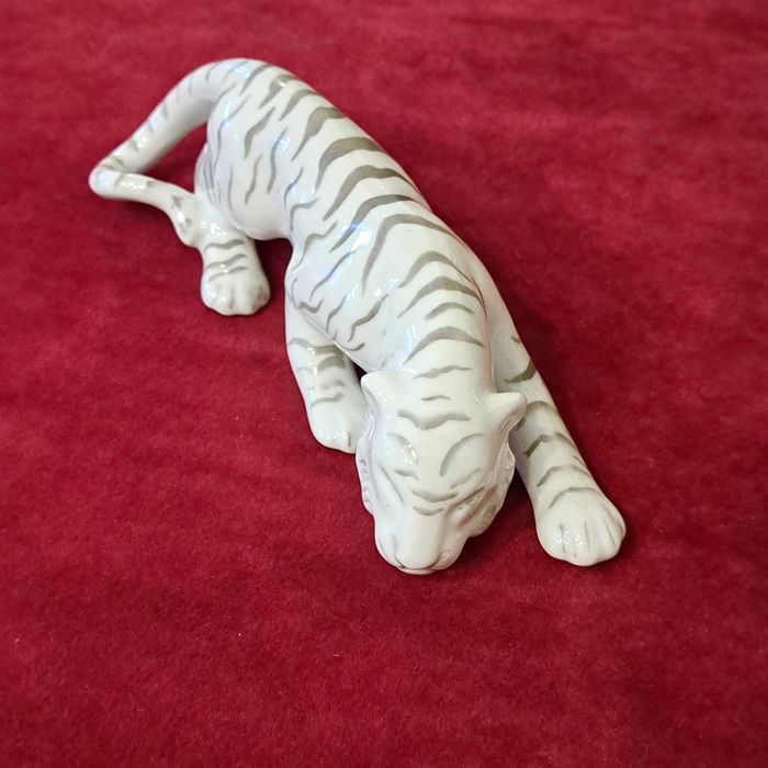 Figurka porcelanowa tygrysa, Ćmielów, lata 60. XX w.