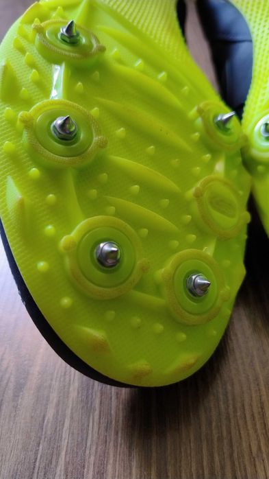 Buty kolce do biegania