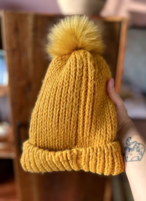 Czapka zimowa Sinsay musztardowa gruba wetniana z pomponem zółta