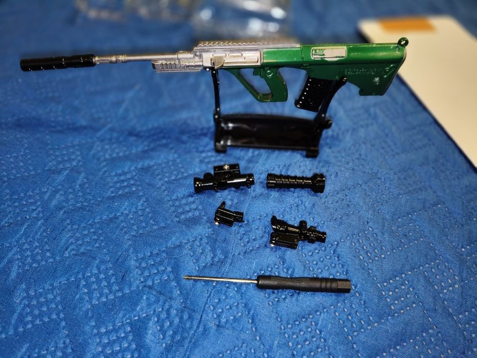 Metalowy odlewany ciśnieniowy model AUG z akcesoriami