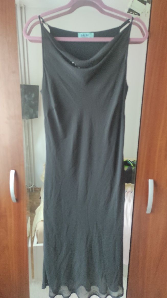 Czarna sukienka MIDI  38