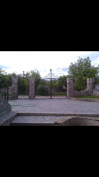 Двоповерховий будинок в с. Кінецьпіль.