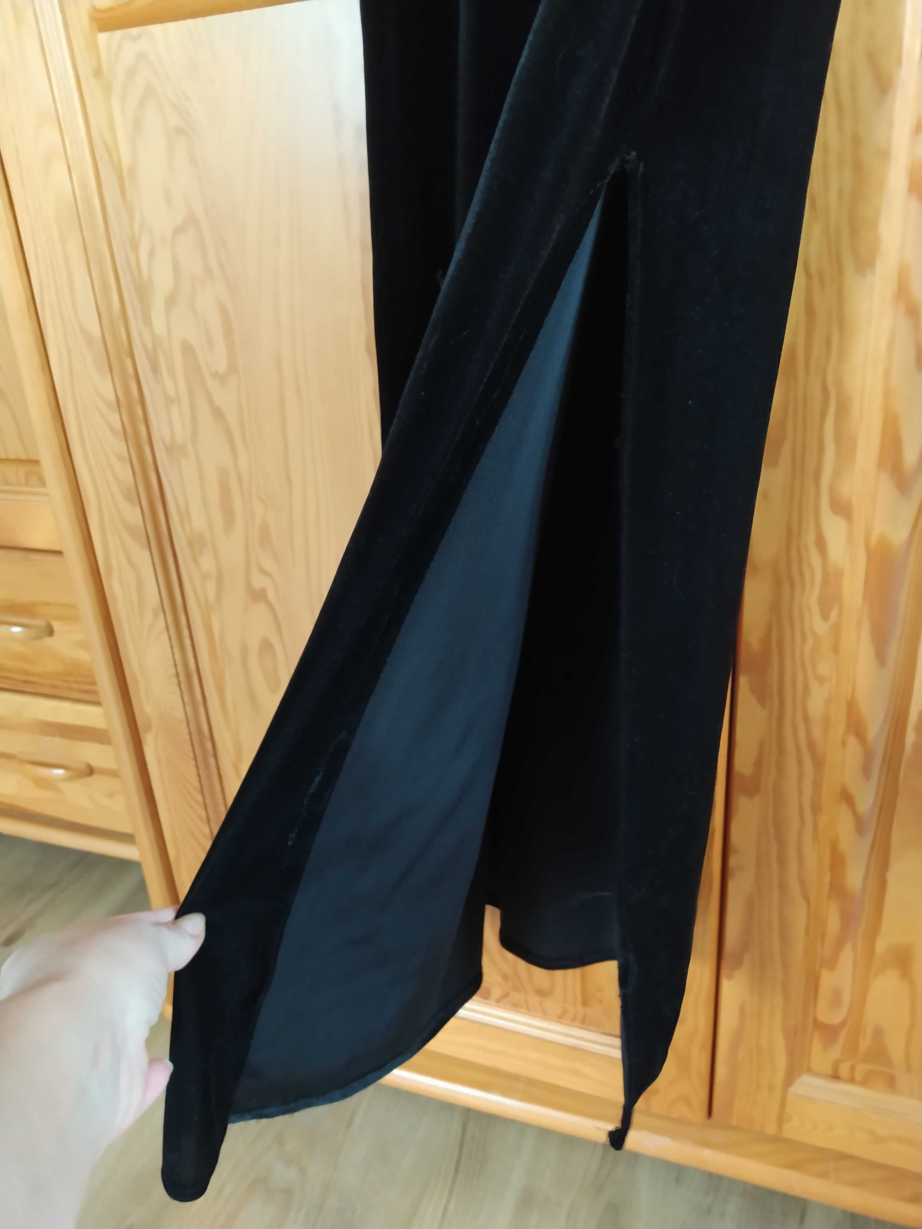 Piękna czarna suknia z prawdziwym futerkiem