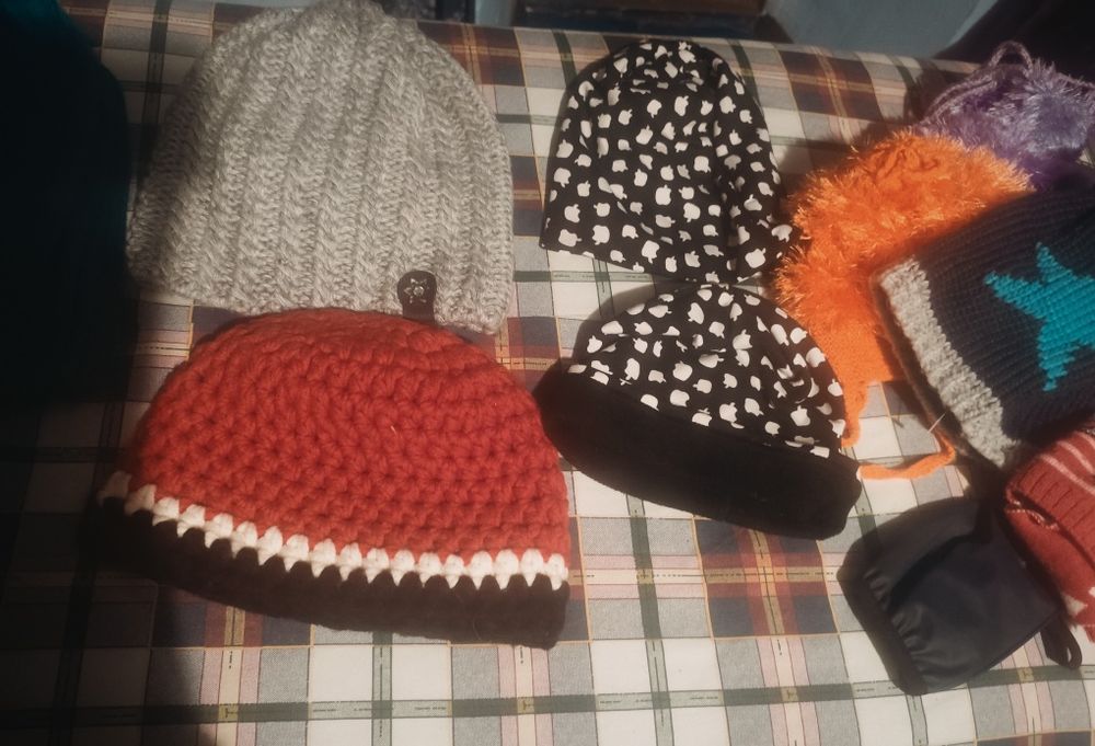 Теплые новые шапки все по 199