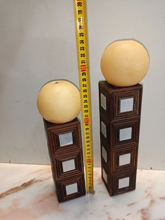 Par de velas decorativas com base em madeira. Medidas em foto