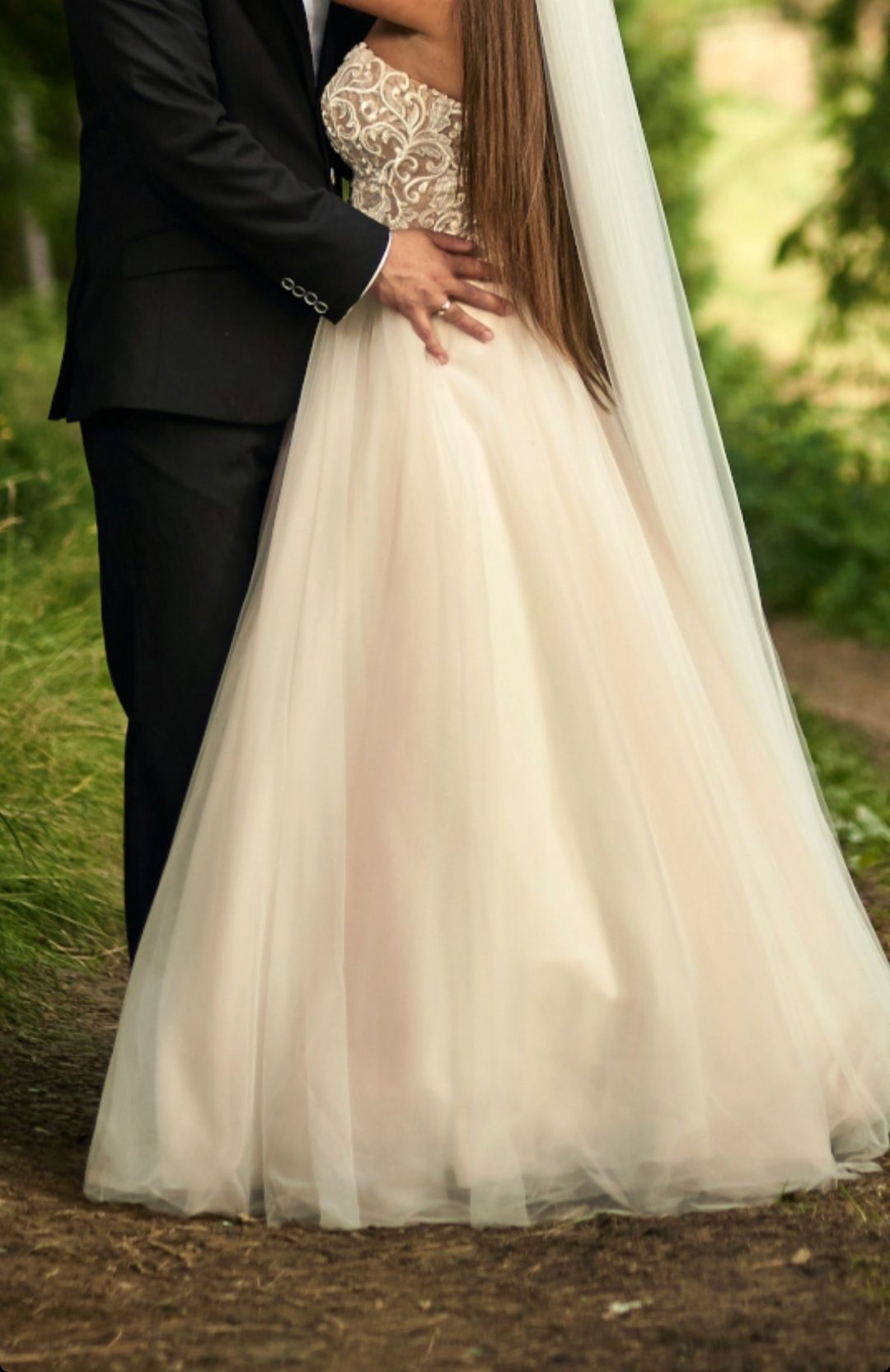 Suknia ślubna zdobiona gipiurą