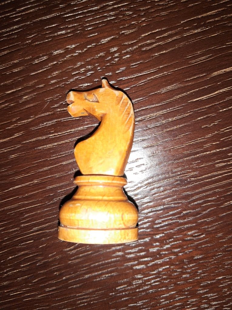 Дерев"яна шахова фігура - кінь
