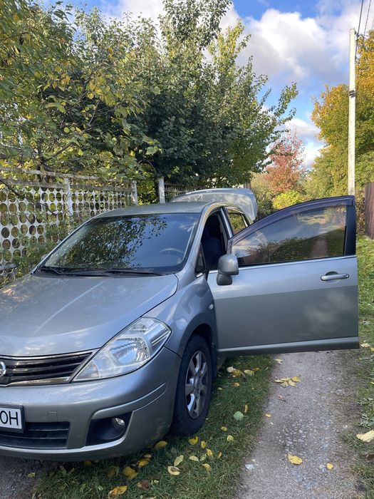 Автомобіль Nissan Tiida 2011року, автомат 1,6 АТ