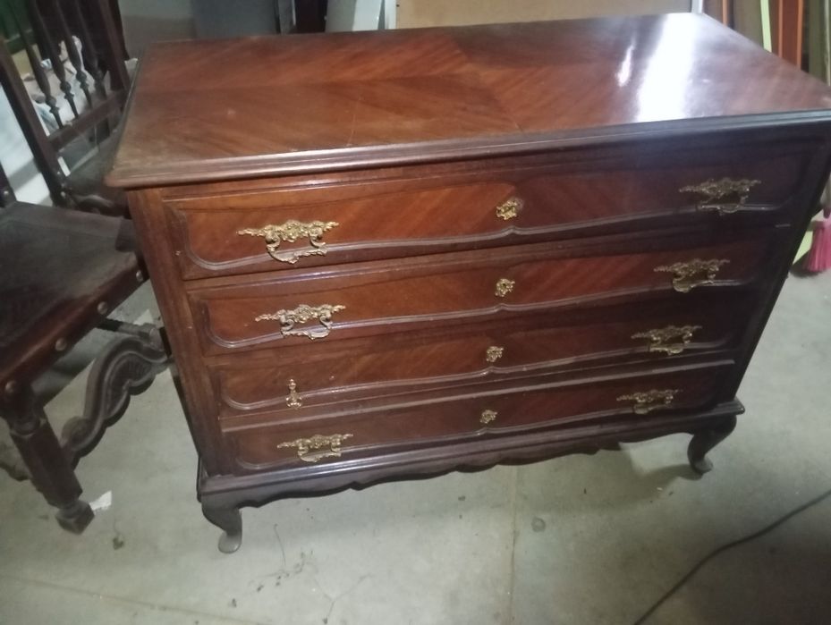 Vendo cómoda  com 100 anos de história