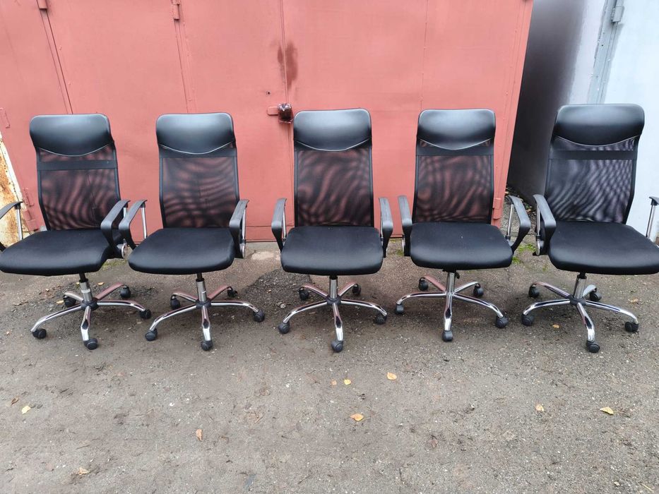 Кресла с высокой спинкой-сеткой.   Стулья с колёсами.