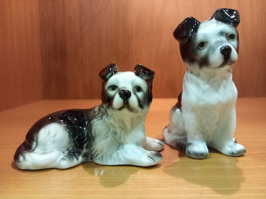 Par de cãezinhos em loiça com acabamento vidrado