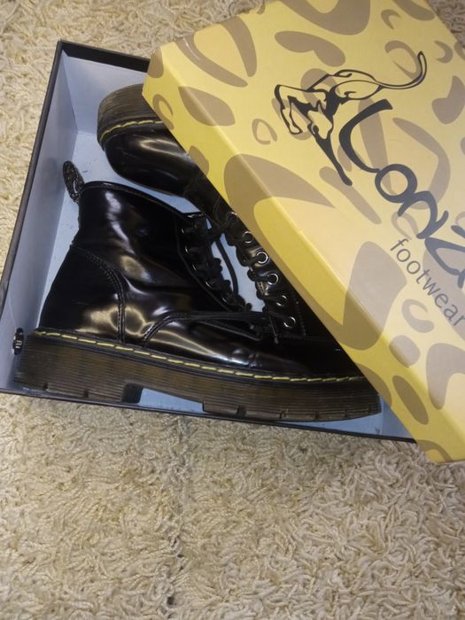 лакові черевики ботинки в стилі Dr. Martens