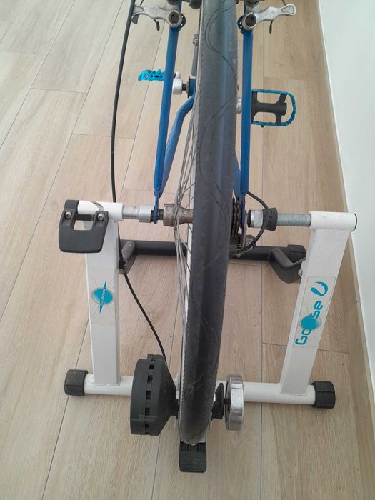 Rolo de treino para bicicleta com bicicleta