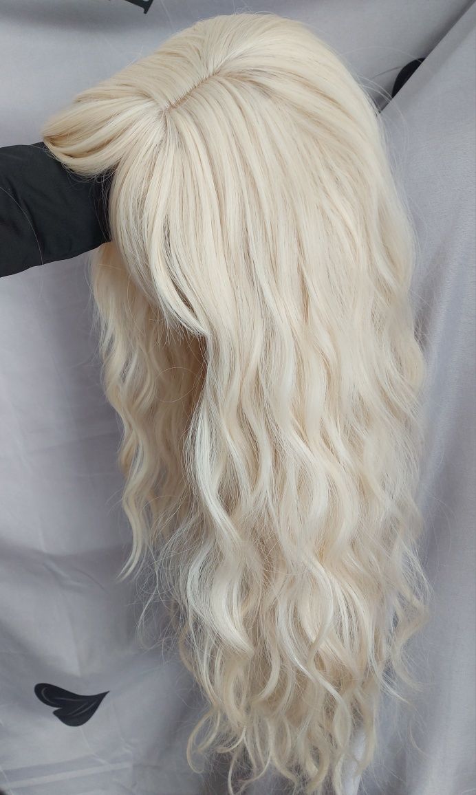 Peruka długie włosy syntetyczne, fale. Kolor bardzo jasny blond,barbie