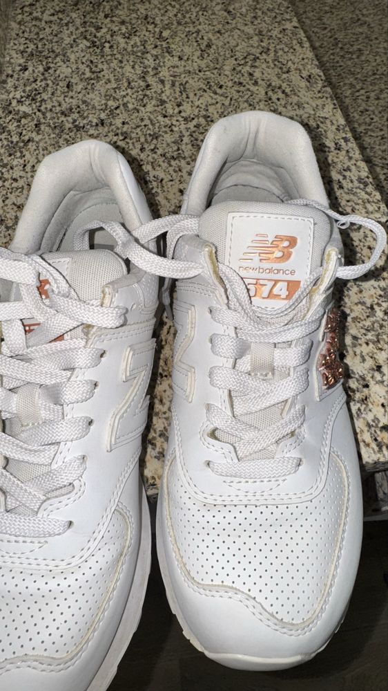 New Balance 574 Brancas com Corrente