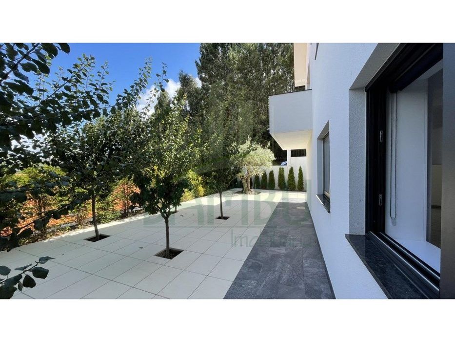 Moradia T4 com jardim no alto do Coto da Pena.