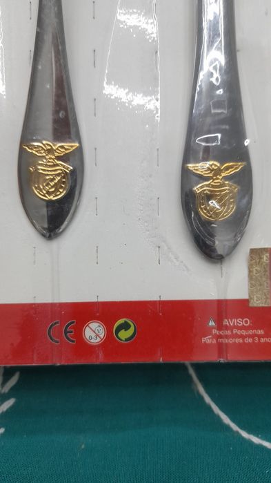 Blister com duas peças de churrasco do Benfica