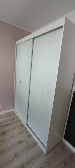 Duża szafa z półkami i szufladami