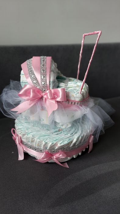Tort z pampersow wózek babyshower na chrzest