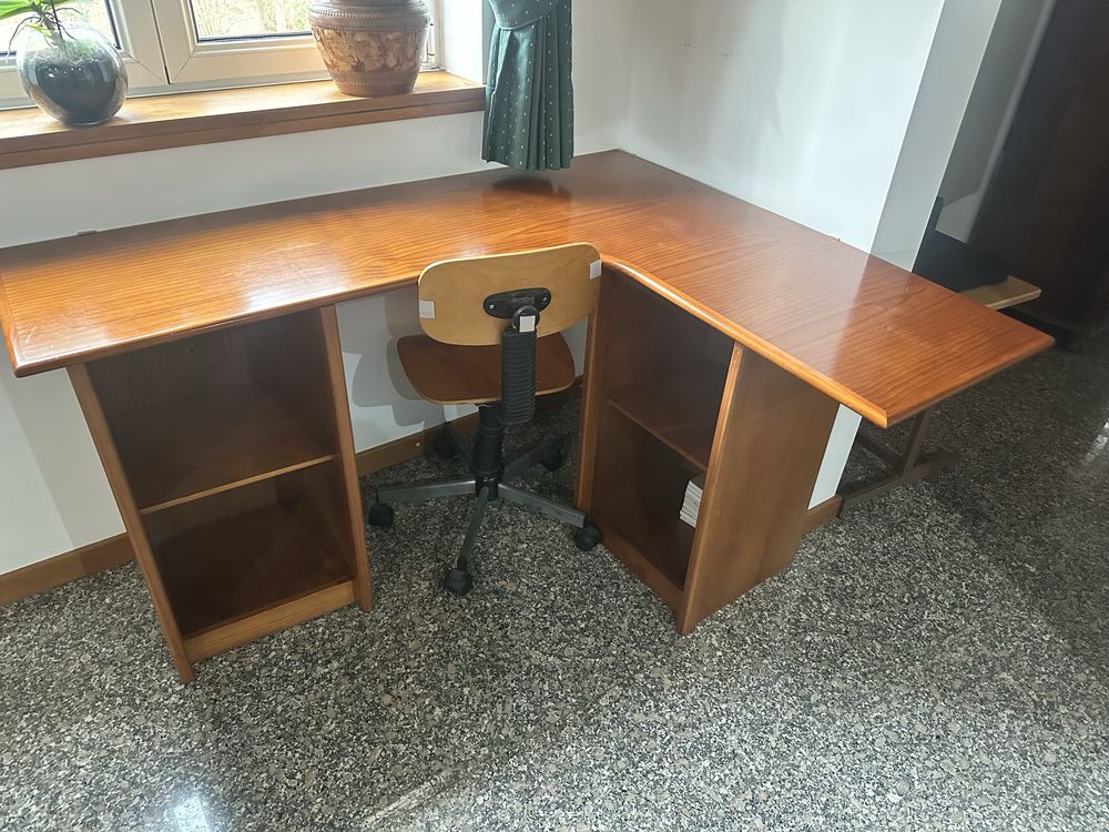 Secretaria com cadeira incluida