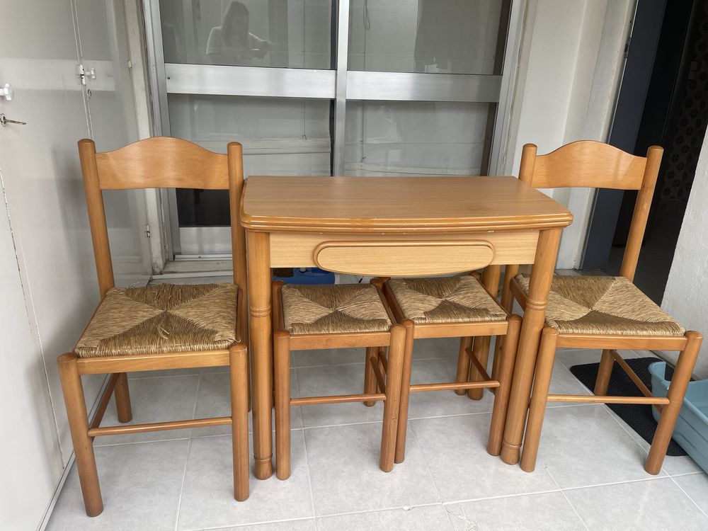 Conjunto de mesa com 2 cadeiras + 2 bancos de palha