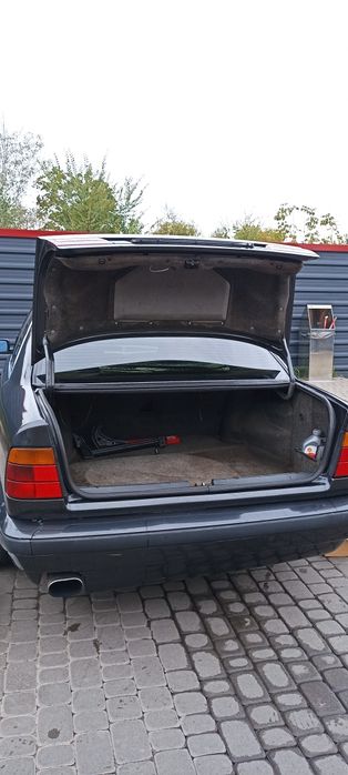 Автомобіль BMW на повному ходу!