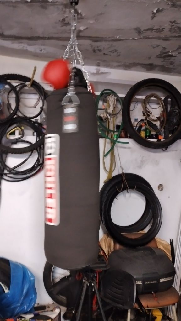 Saco de Box como novo  vai com gancho e luvas completo Porto