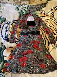 Серое трикотажное платье цветочный красный принт с поясом
