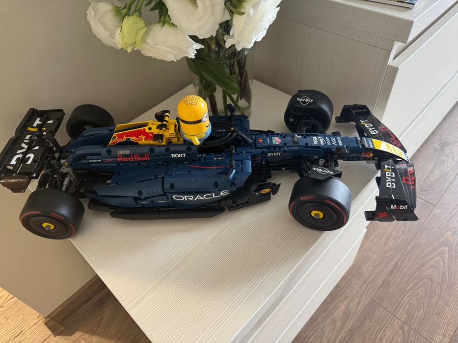 Lego Technic Formula 1 Red Bull RB20 оригінал зібрана