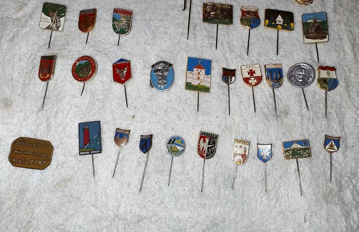 Kolekcja 34 metalowych znaczków, wpinek i przypinek z okresu PRL