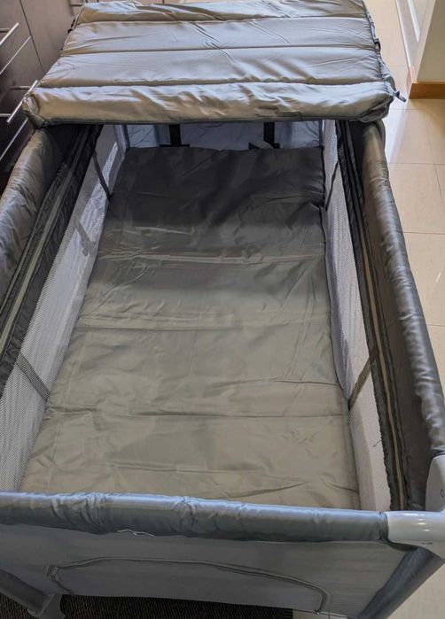 Cama de viagem como nova