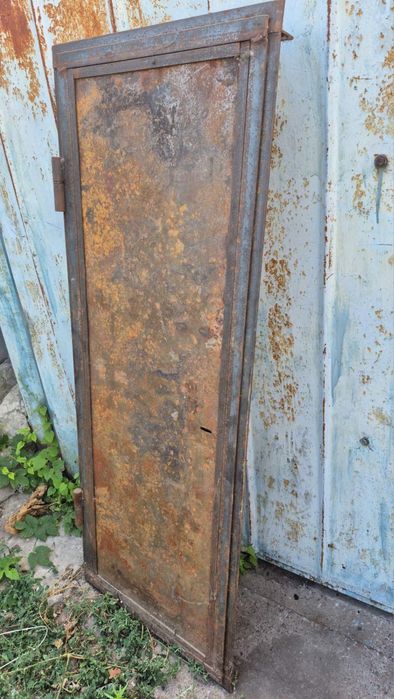 Продам дверь под гараж , калитку