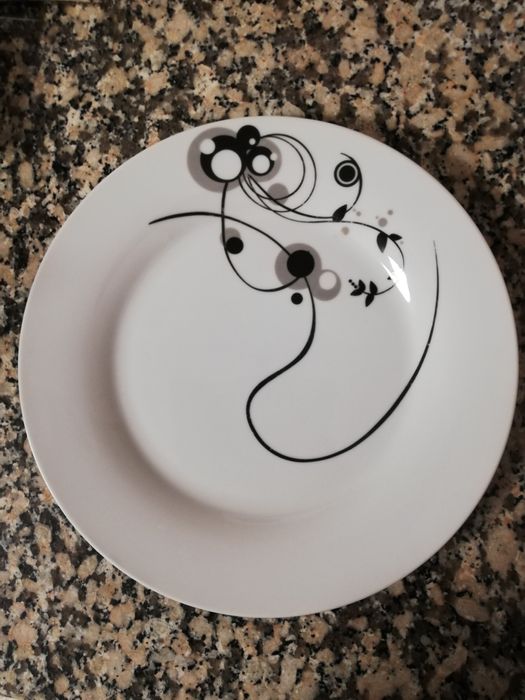 1 prato de porcelana marca "ANILAR"
