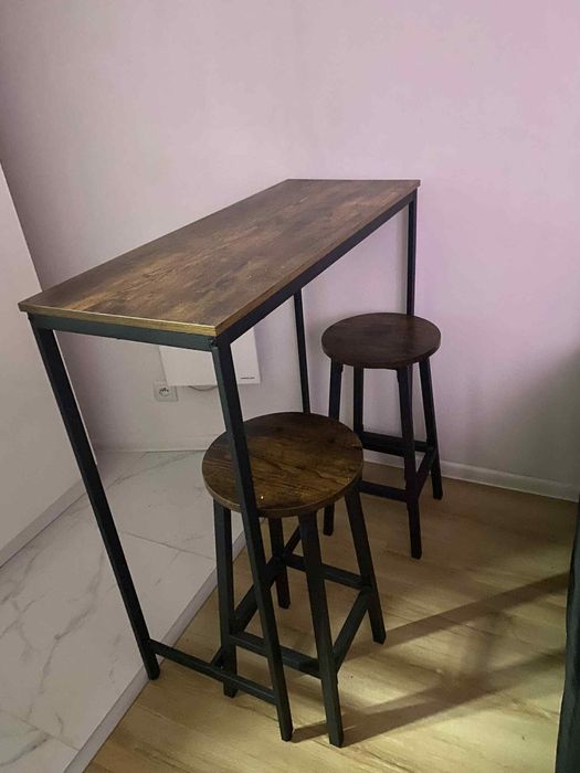 Wyspa kuchenna z krzesłami